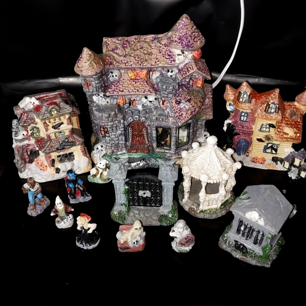 Haunted Houses Town Figurine Set